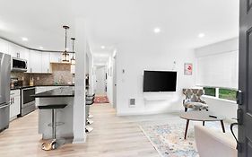 Hillside In Seattle - Updated And Well Appointed.